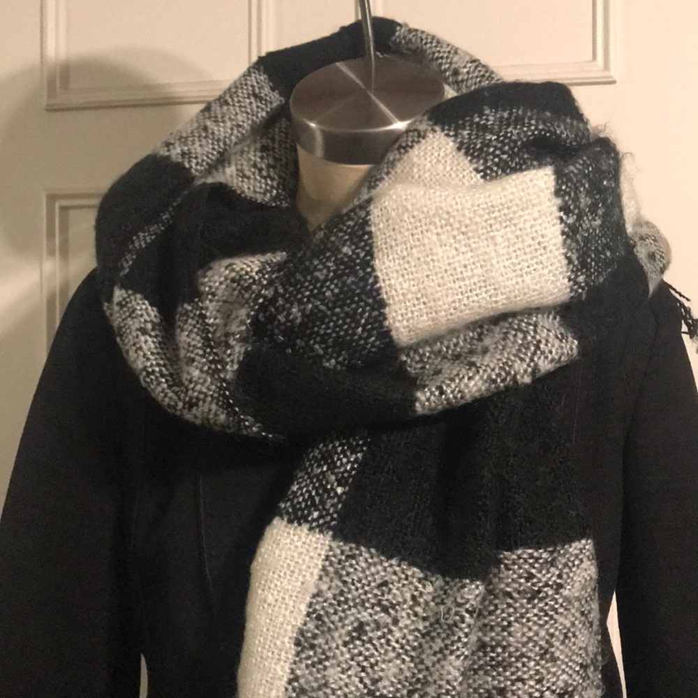 Ladies Elegant Black and White Checkered Scarf